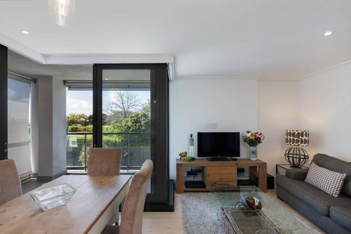Central Southern Suburbs Leafy Village Neighbourhood ケープタウン 南アフリカ